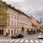 Gosposvetska Apartment